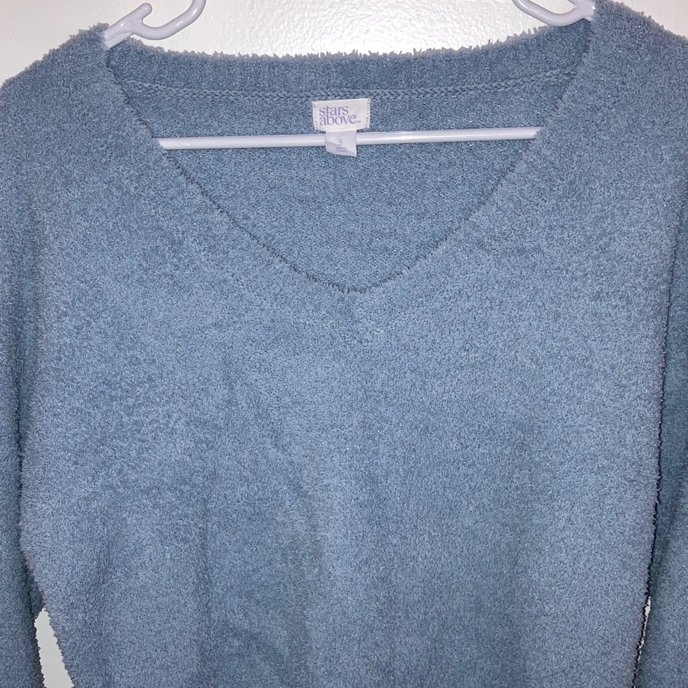 Stars Above - Cozy V-Neck Blue Sweater - Picture 5 of 8